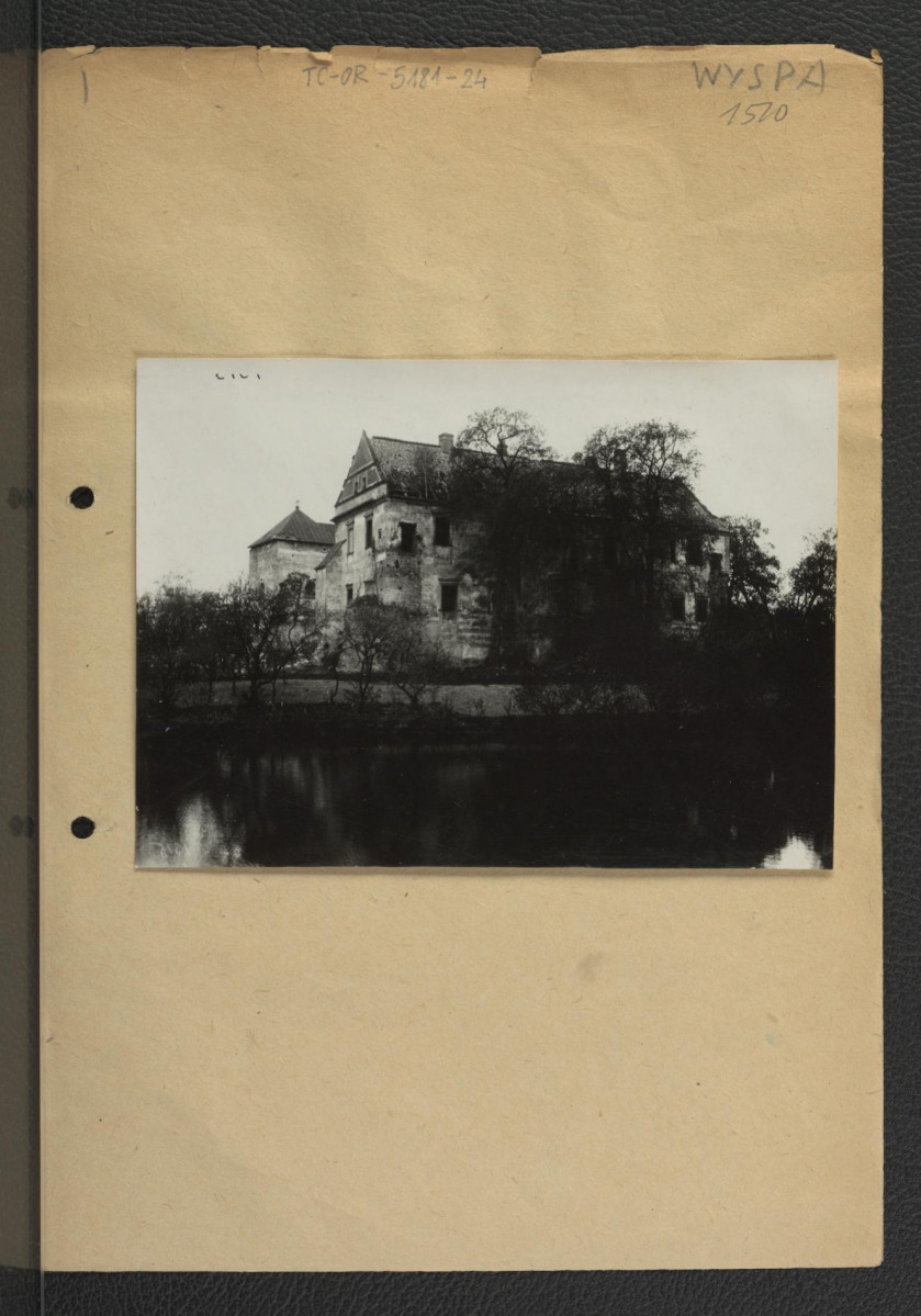 fotografia czarno-biała przedstawiająca miejscowy zamek od wschodu, skan 1