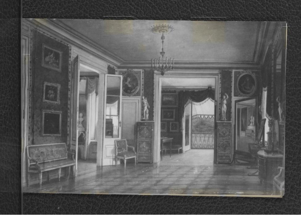 zaproszenie ze strony Dyrektora Muzeum Narodowego w Warszawie na otwarcie odrestaurowanych wnętrz Pałacu na Wyspie 12 lipca 1965 r.; na zaproszeniu reprodukcja czarno-białej fotografii  ukazującej wnętrza apartamentu pierwszego piętra Pałacu w Łazienkach , skan 1