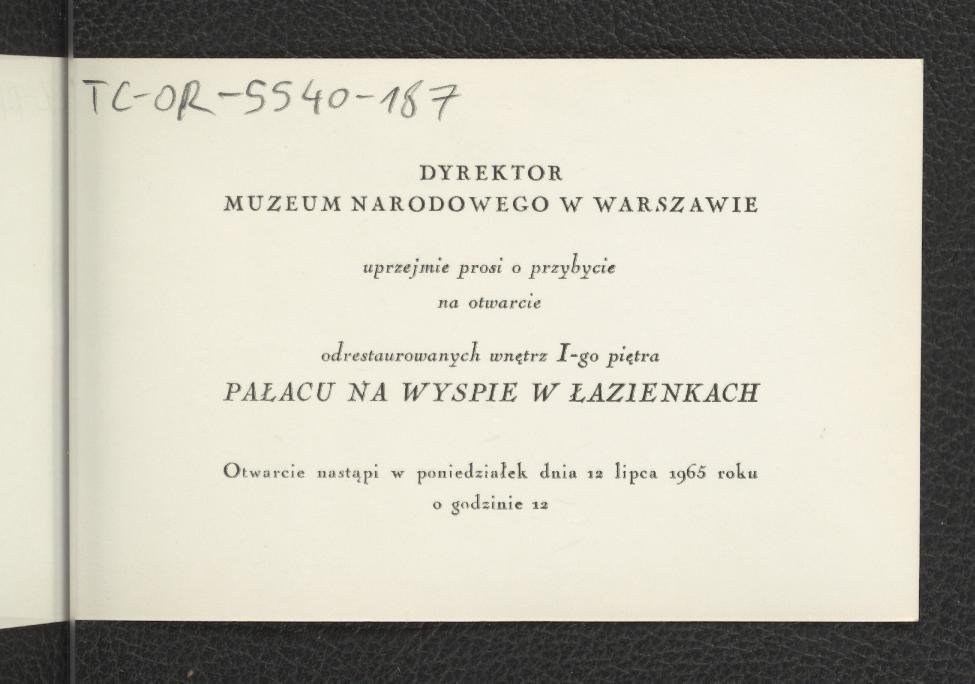 zaproszenie ze strony Dyrektora Muzeum Narodowego w Warszawie na otwarcie odrestaurowanych wnętrz Pałacu na Wyspie 12 lipca 1965 r.; na zaproszeniu reprodukcja czarno-białej fotografii  ukazującej wnętrza apartamentu pierwszego piętra Pałacu w Łazienkach , skan 3
