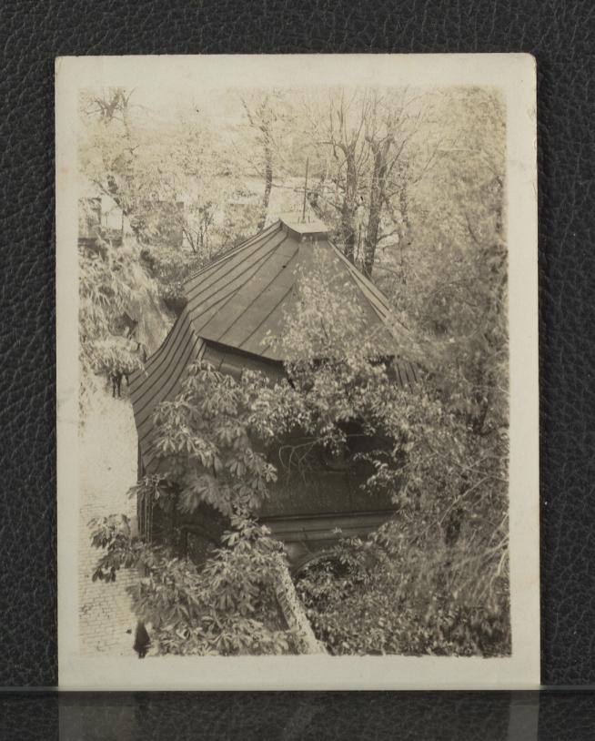 fotografia czarno-biała przedstawiająca  pawilon ogrodowy przy miejscowym pałacu  , skan 1