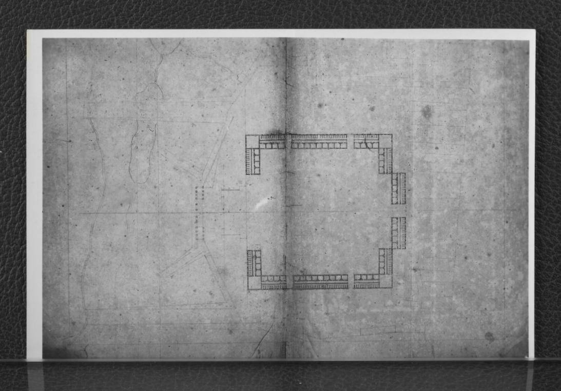 fotografia czarno-biała przedstawiająca szkicowy projekt budowy koszar przy Pałacu Kazimierzowskim; plan sytuacyjny z pierwszej poł. XVIII w. – ze zbiorów Archiwum w Dreźnie; 1950 r., skan 1