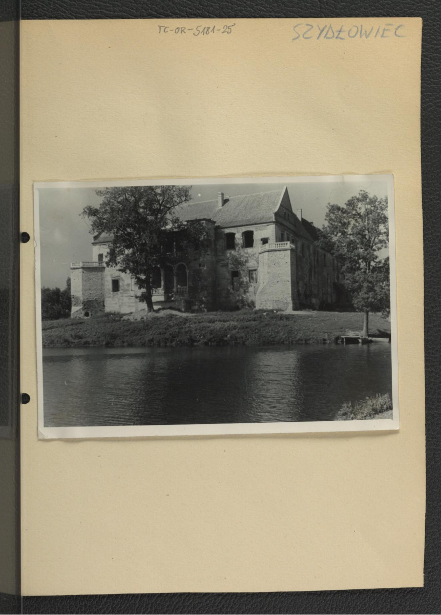 fotografia czarno-biała przedstawiająca fragment miejscowego zamku od wschodu, skan 1