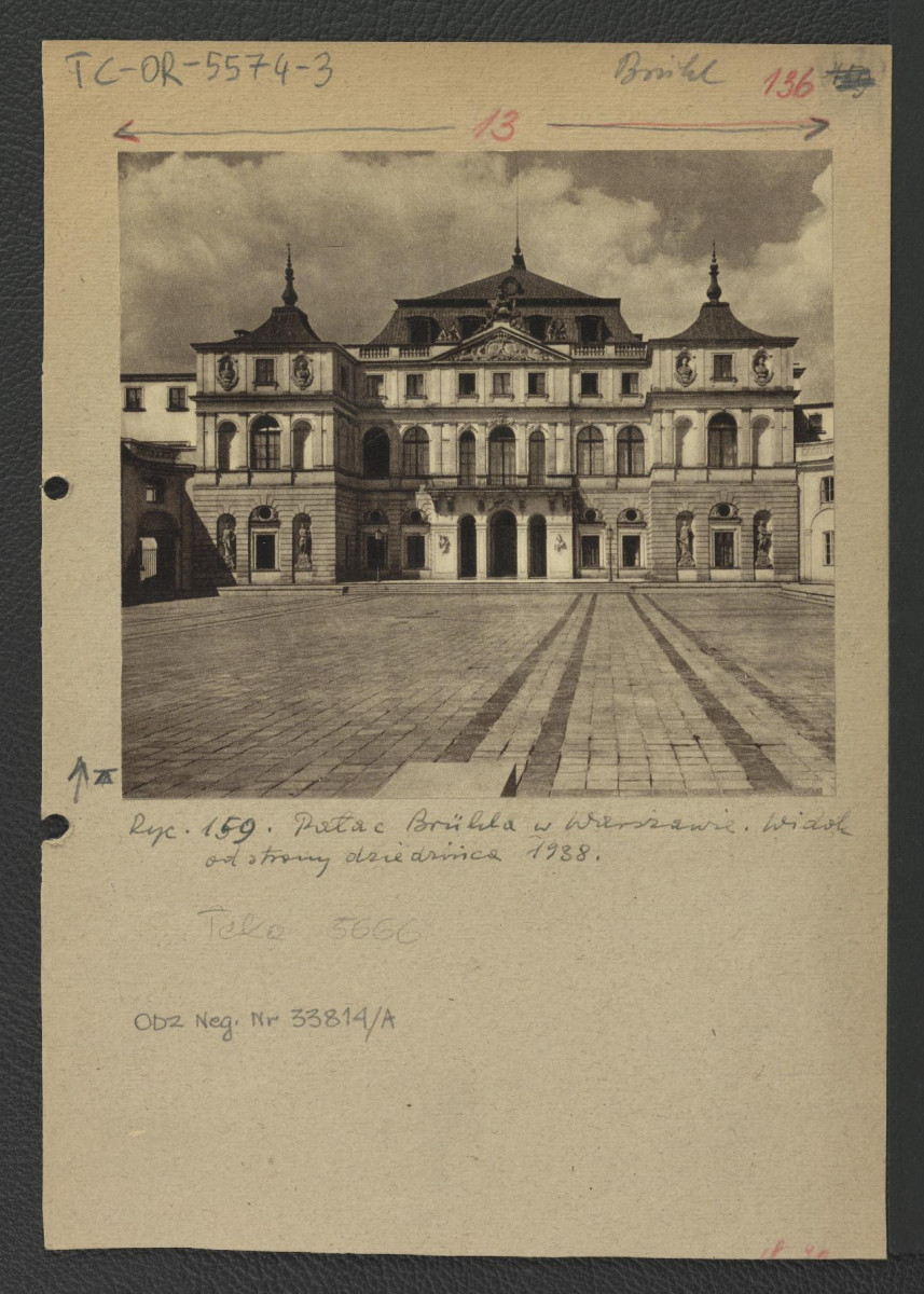 wycinek z publikacji tematycznej zawierającej reprodukcje fotograficzne z 1938 r. ukazaujące widok od strony dziedzińca Pałacu Brühla , skan 1