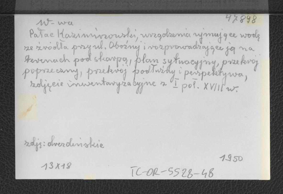 fotografia czarno-biała przedstawiająca plan urządzenia ujmujące wodę ze źródła przy ul. Oboźnej oraz rozprowadzające je na terenach pod skarpą; plan sytuacyjny, przekrój poprzeczny, przekrój podłużny; perspektywa, zdjęcie inwentaryzacyjne z pierwszej poł. XVIII w. – ze zbiorów archiwum w Dreźnie; 1950 r., skan 2
