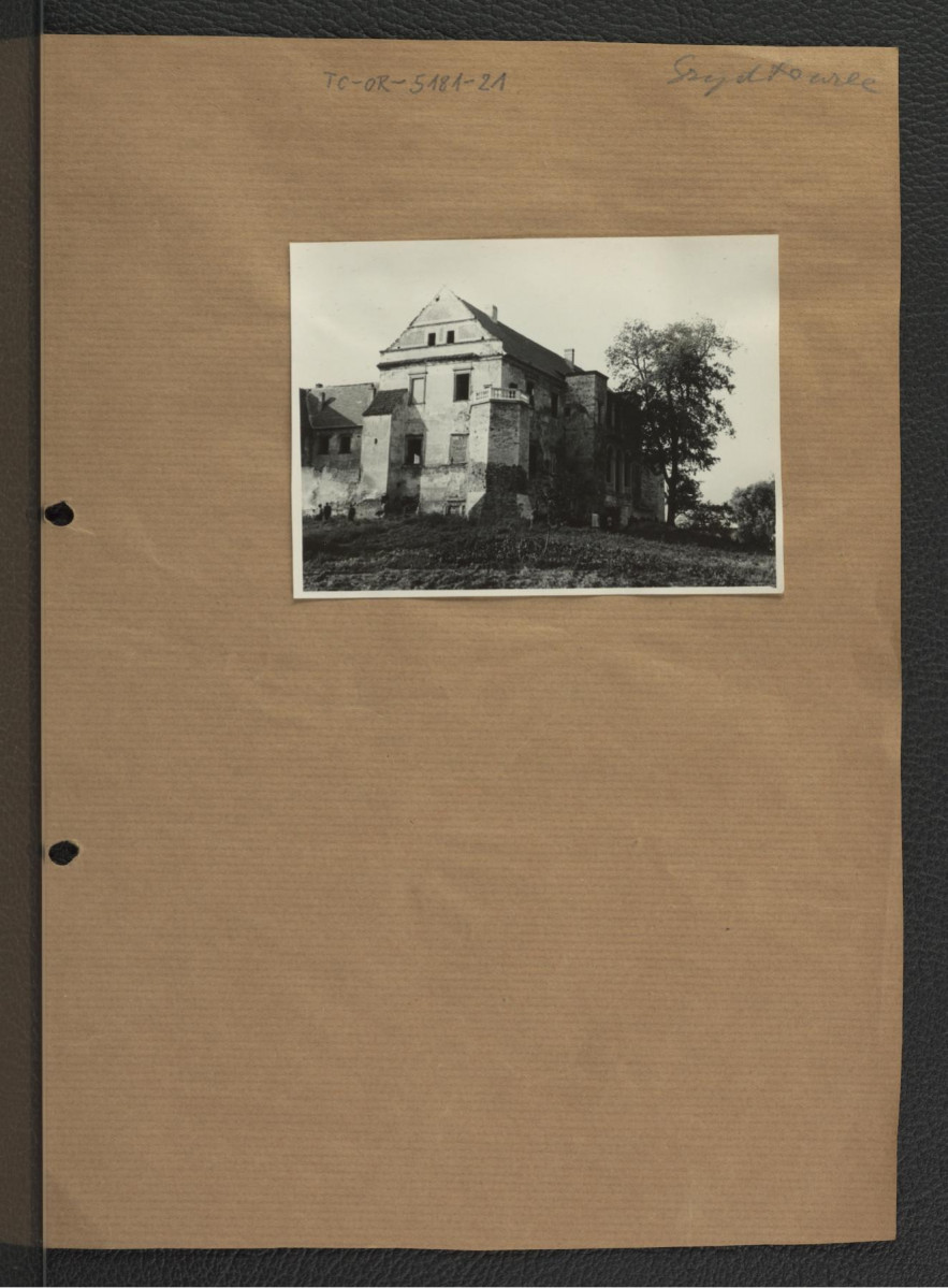 fotografia czarno-biała przedstawiająca fragment od strony południowo-wschodniej, skan 1