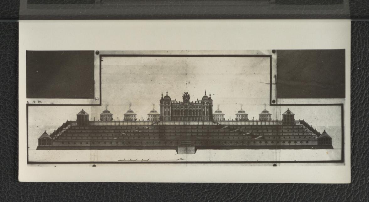 3 fotografie czarno-białe przedstawiające projekt przebudowy Pałacu Kazimierzowskiego z pierwszej poł. XVIII w. – widok ze wschodu – ze zbiorów archiwum w Dreźnie; 1950 r., skan 2