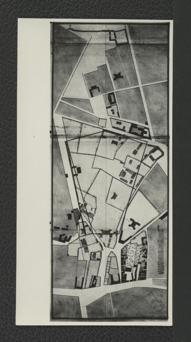 fotografia czarno-biała przedstawiająca plan sytuacyjny zabudowy terenów Pałacu Saskiego i Pałacu Bruhla z początku XVIII wieku wykupionych pod założenie saskie z pierwszym narysem projektu ogrodu saskiego; ze zbiorów drezdeńskich, skan 1