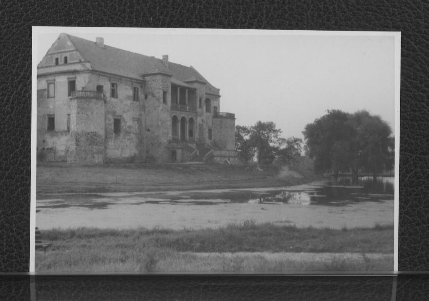 fotografia czarno-biała przedstawiająca miejscowy zamek od południowego wschodu, skan 1