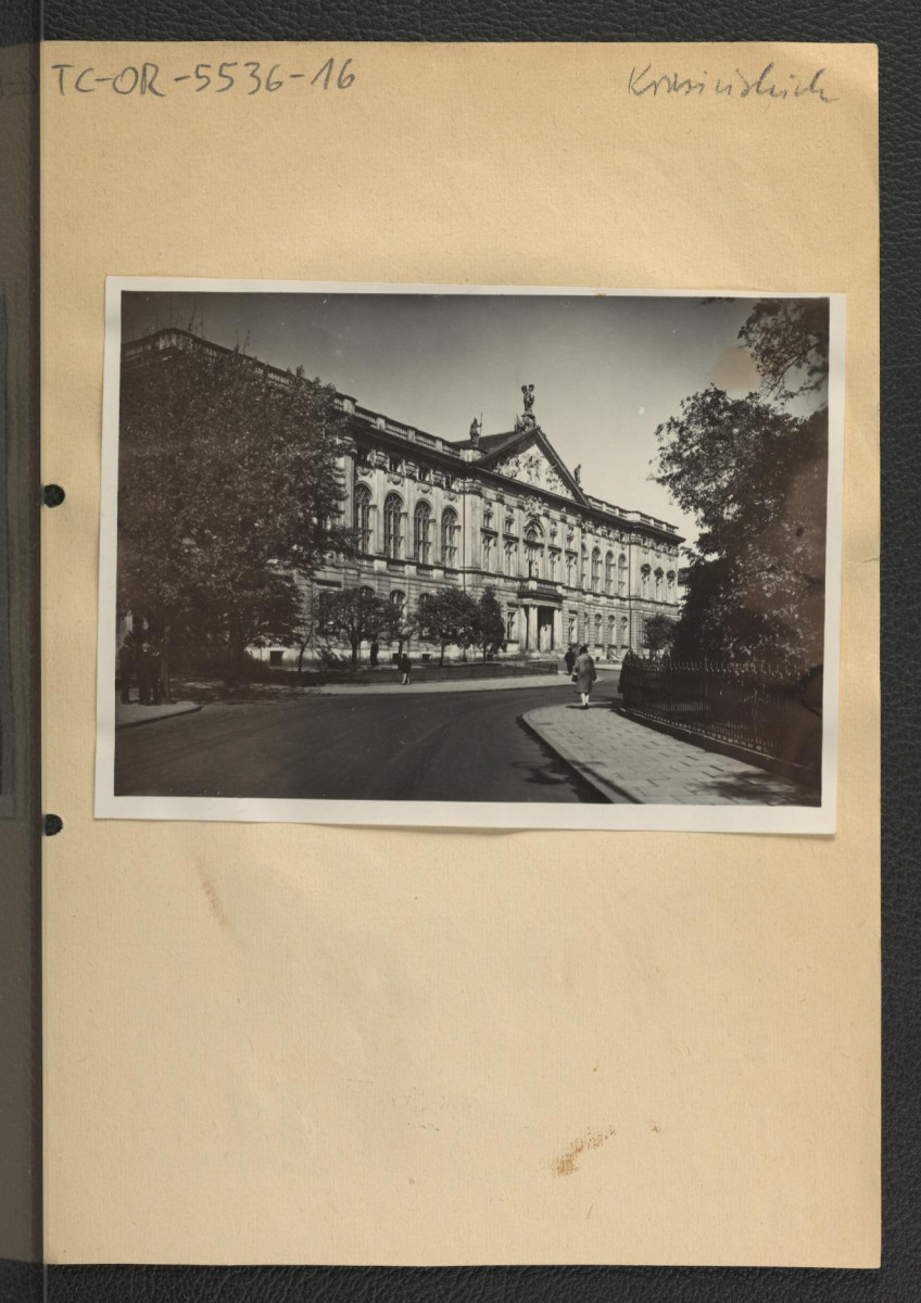 fotografia czarno-biała przedstawiająca elewację frontową w tej pałacu – stan sprzed 1939 r.    , skan 1