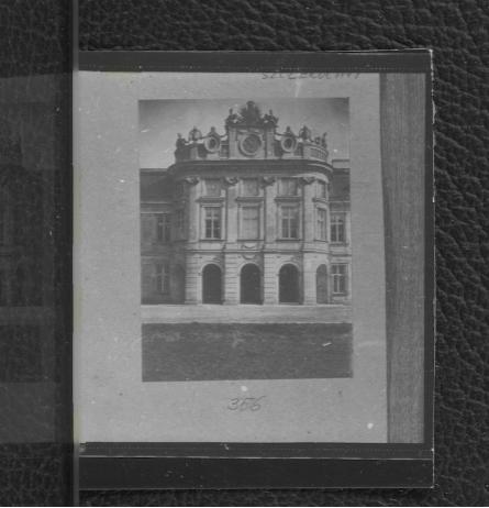 3 mini-fotografie (tzw. wglądówki) czarno-białe przedstawiające elewacje miejscowego pałacu, skan 3