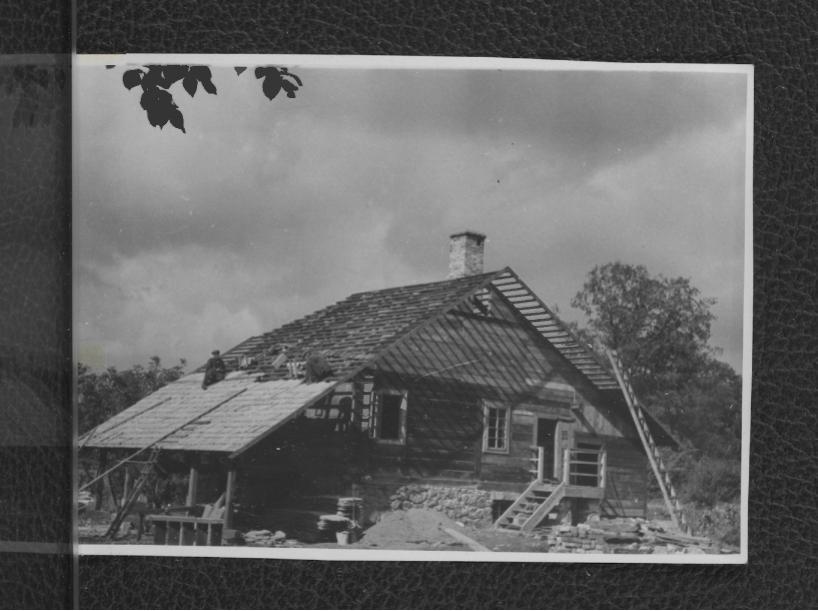 2 odbitki fotografi czarno-białej przedstawiającej widok na drewniany budynek mieszkalny, skan 1