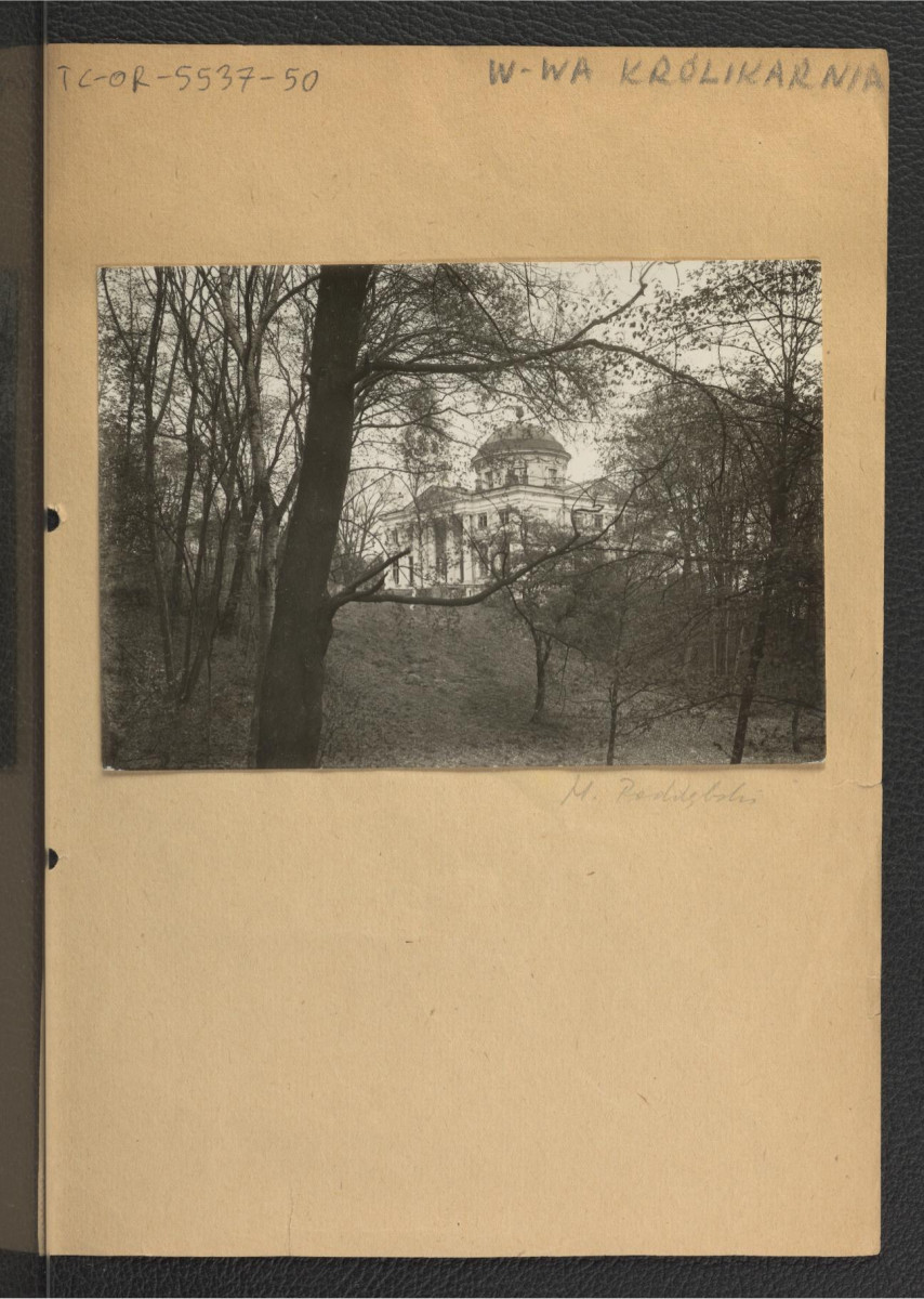 fotografia czarno-biała przedstawiająca miejscowy pałac od południowego zachodu  , skan 1