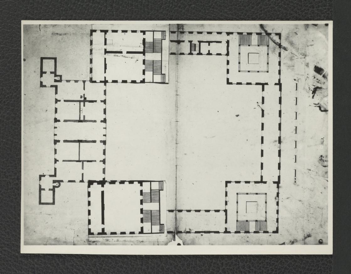 2 fotografie czarno-białe przedstawiające projekt ogólny przebudowy i rozbudowy dawnego Pałacu Morsztynów na Pałac Królewski w pierwszej poł. XVIII w.  – II wariant rzutu I pietra; ze zbiorów drezdeńskich, skan 1