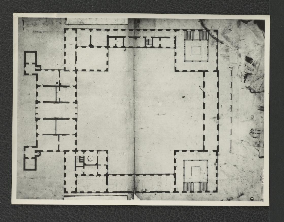 2 fotografie czarno-białe przedstawiające projekt ogólny przebudowy i rozbudowy dawnego Pałacu Morsztynów na Pałac Królewski w pierwszej poł. XVIII w.  – II wariant rzutu I pietra; ze zbiorów drezdeńskich, skan 3