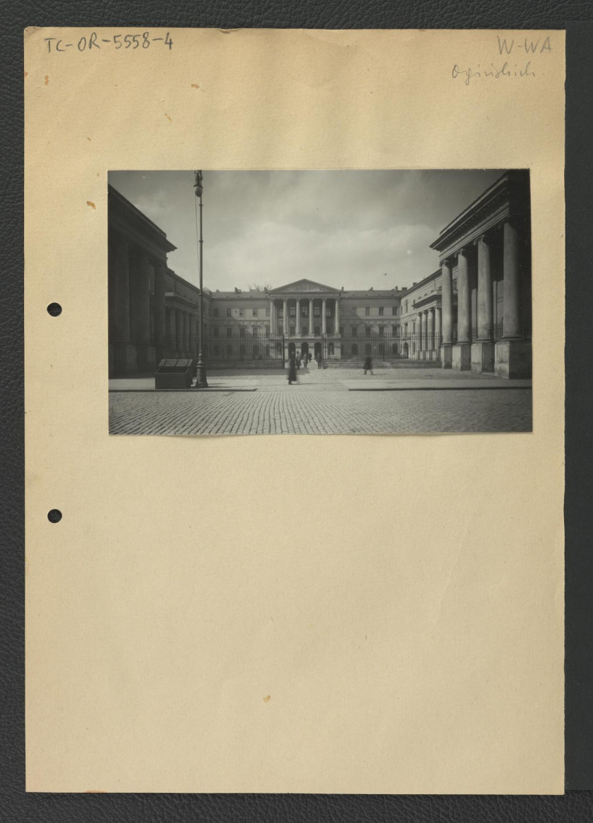 fotografia czarno-biała przedstawiająca elewację frontową miejscowego pałacu; dwie karty, skan 1