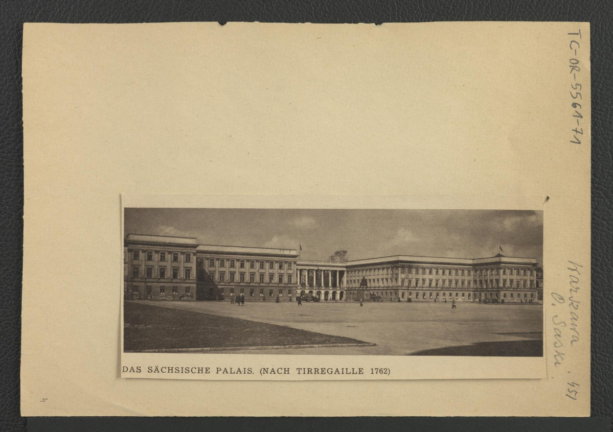 wycinek z niemieckojęzycznej publikacji zawierający dwubarwną reprodukcje fotografii ukazującej widok na Pałac Saski od strony ul. Królewskiej , skan 1