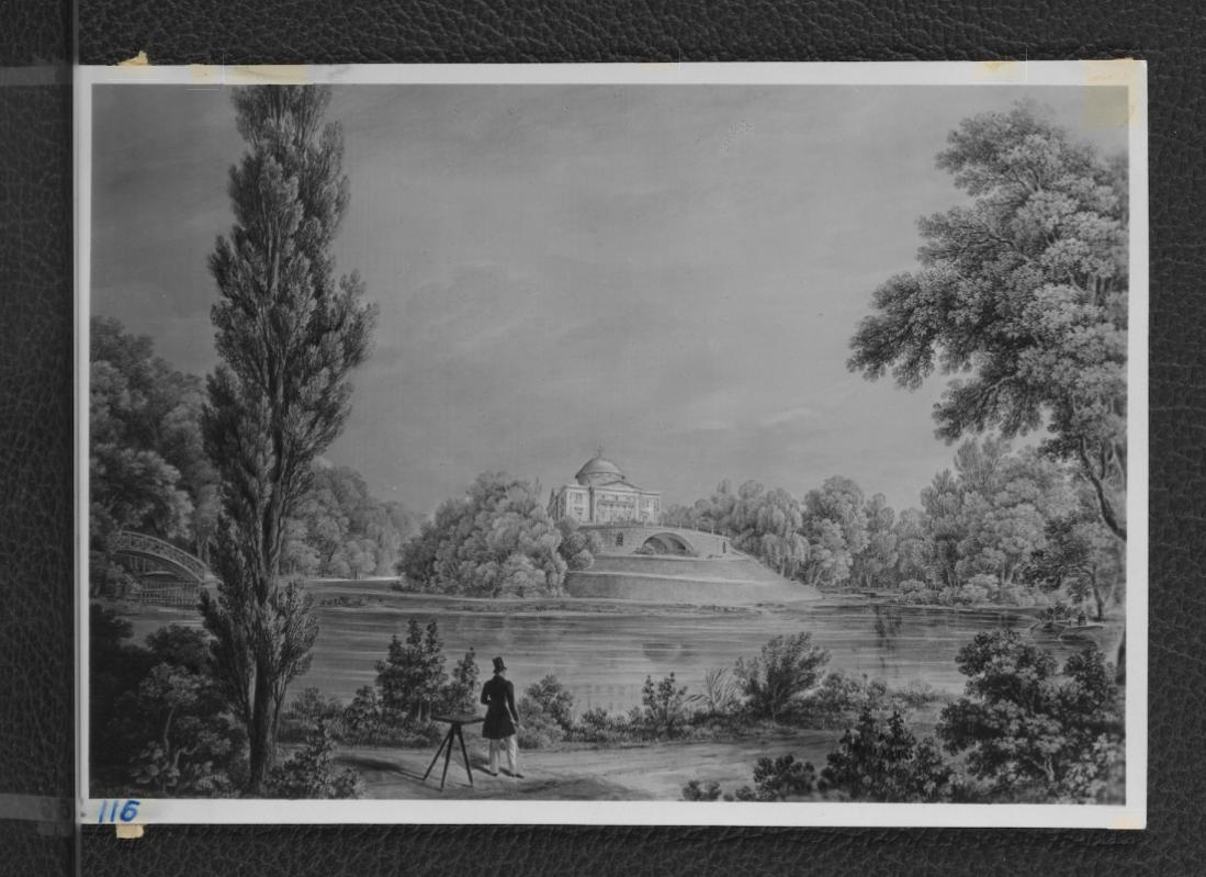 2 fotografie czarno-białe reprodukcji ryciny z pocz. XIX w. ukazującej widok na miejscowy pałac zza miejscowego stawu od strony południowo-wchodniej, skan 1