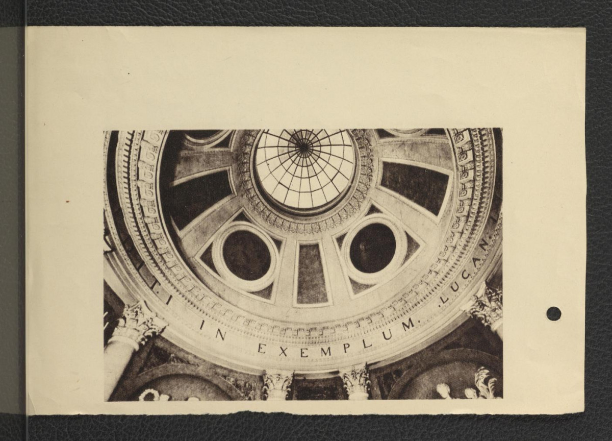 wycinek zawierający reprodukcje fotografii czarno-białej ukazującej tzw. Biały Domek , skan 2