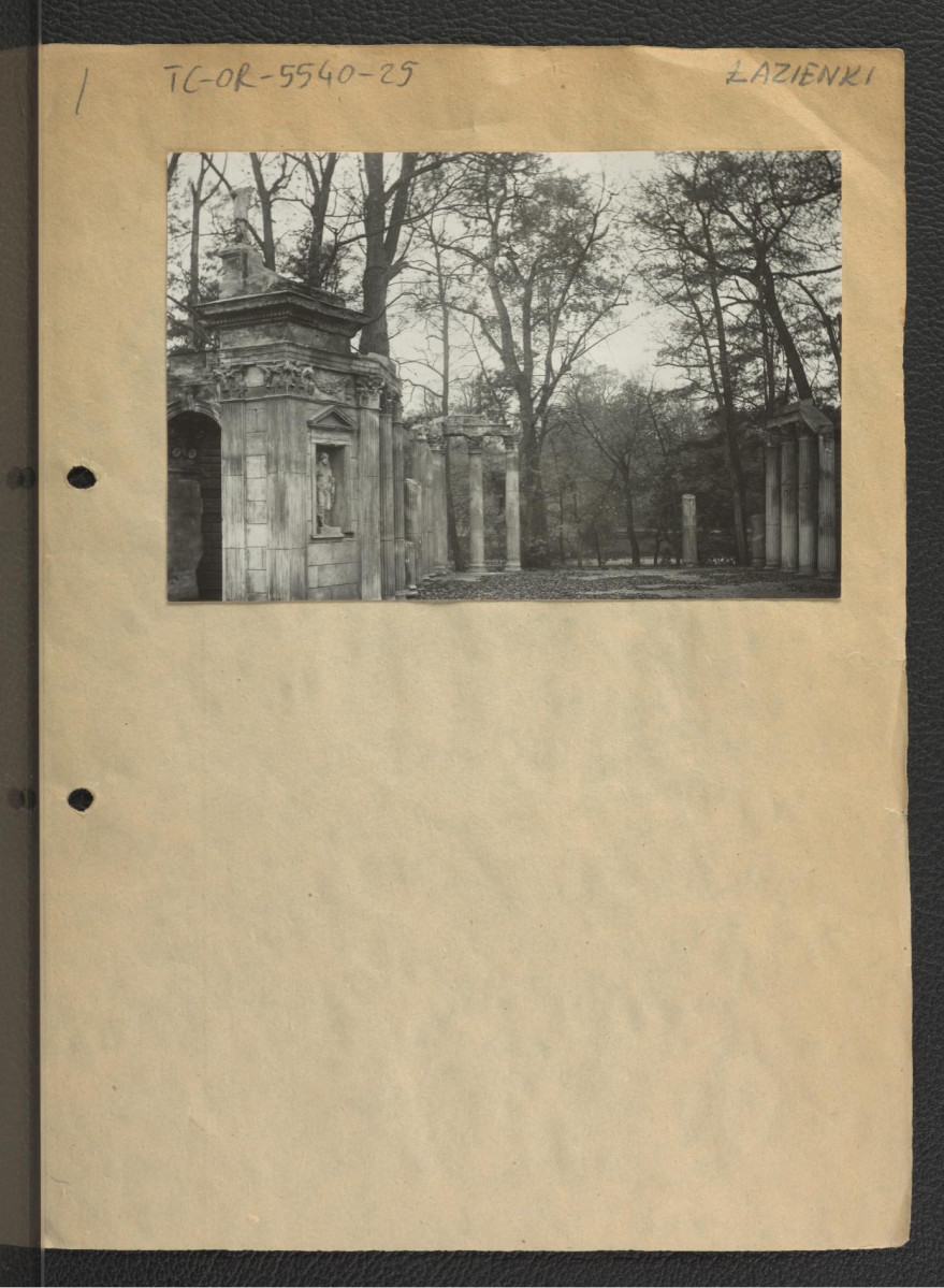 3 fotografie czarno-białe przedstawiające fragment stylizowanych ruin quasi-antycznych, prawdopodobnie Teatru na Wyspie, skan 2