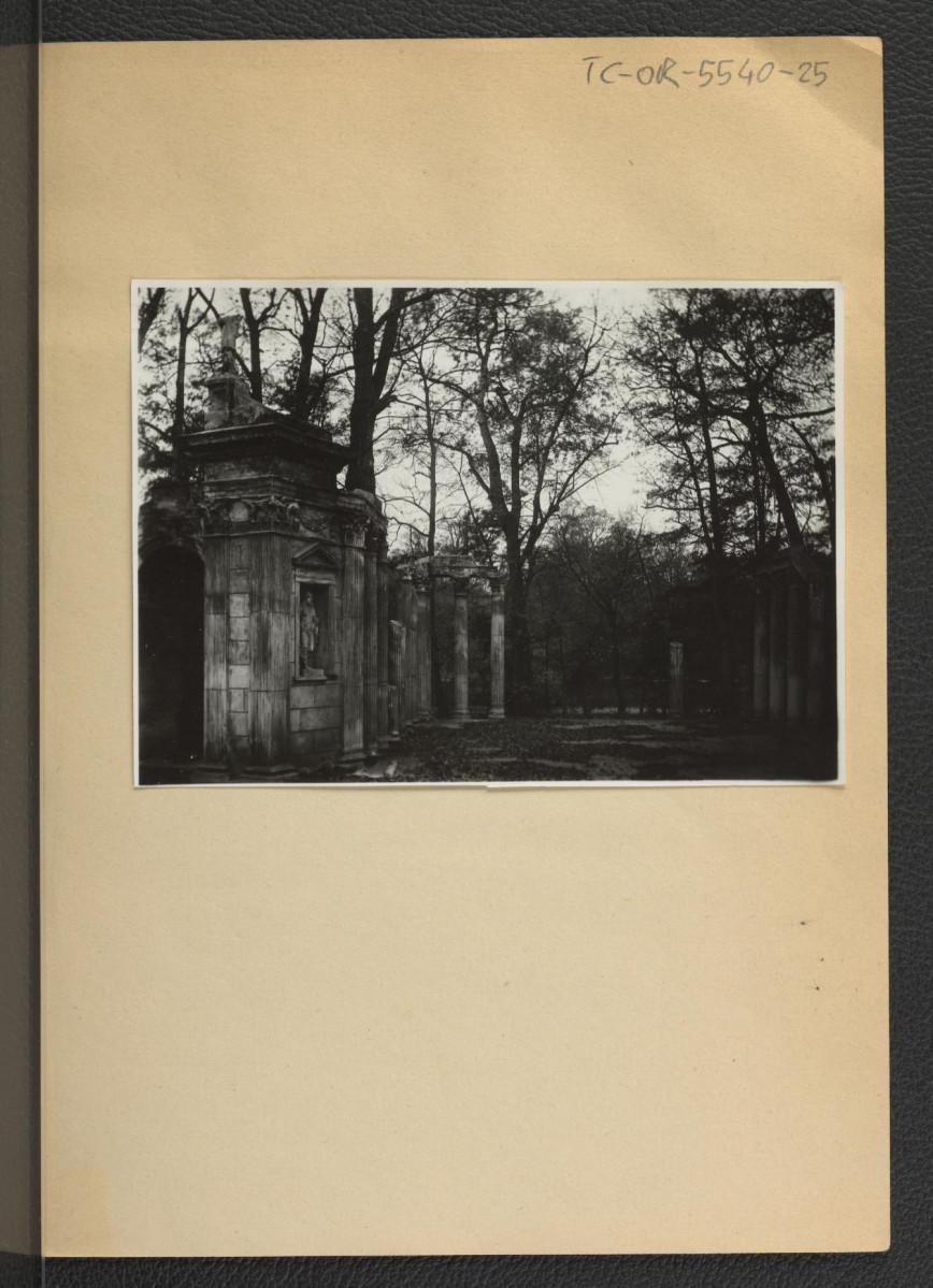 3 fotografie czarno-białe przedstawiające fragment stylizowanych ruin quasi-antycznych, prawdopodobnie Teatru na Wyspie, skan 3