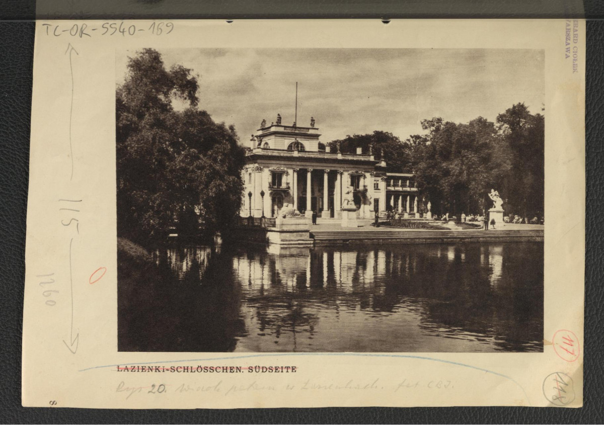 wycinek zawierający reprodukcje fotografii czarno-białej autorstwa H. Poddębskiego ukazującej Pałac na Wodzie, skan 1