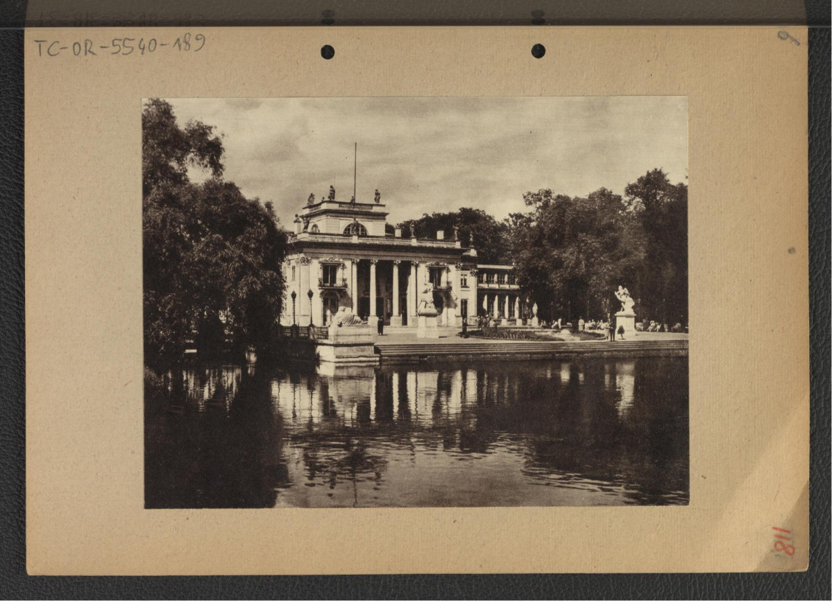 wycinek zawierający reprodukcje fotografii czarno-białej autorstwa H. Poddębskiego ukazującej Pałac na Wodzie, skan 4