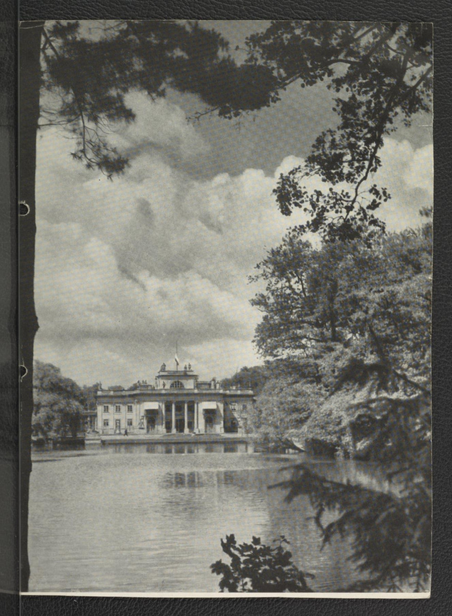 2 reprodukcje fotografii czarno-białej ukazującej widok Pałacu na Wodzie od strony południowej , skan 1