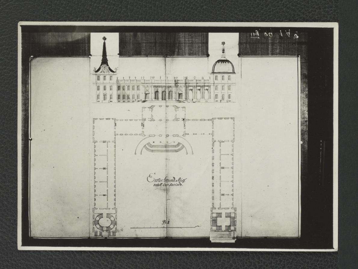 fotografia czarno-biała przedstawiająca rzut przyziemny Pałacu Saskiego wraz z elewacją frontową, skan 1