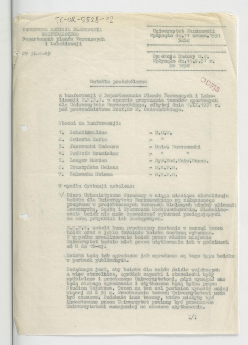 odpis notatki protokolarnej z konferencji w Departamencie Planów Terenowych i Lokalizacji Państwowej Komisji Planowania Gospodarczego w sprawie przyznania terenów sportowych dla Uniwersytetu Warszawskiego odkrytej 1 września 1951 r. pod przewodnictwem prof. dr K. Dziewońskiego – potwierdzenie zgodności z oryginałem z 13 września 1951 r.; dwie karty , skan 1
