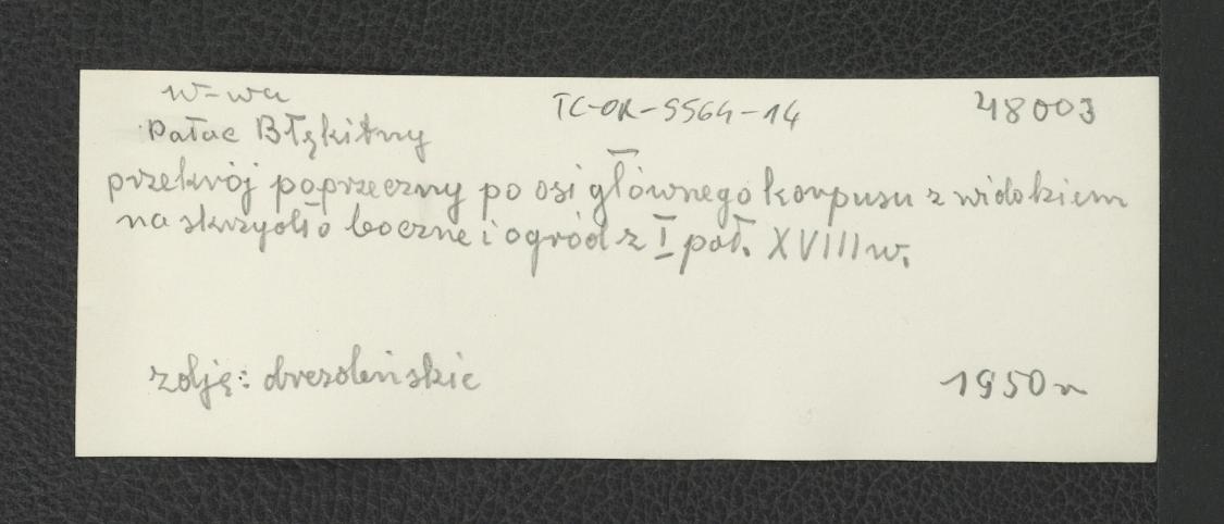 2 fotografie czarno-białe przedstawiające przekrój poprzeczny po osi głównego korpusu z widokiem na skrzydło boczne i ogródek w pierwszej poł. XVIII w.; ze zbiorów drezdeńskich, skan 2