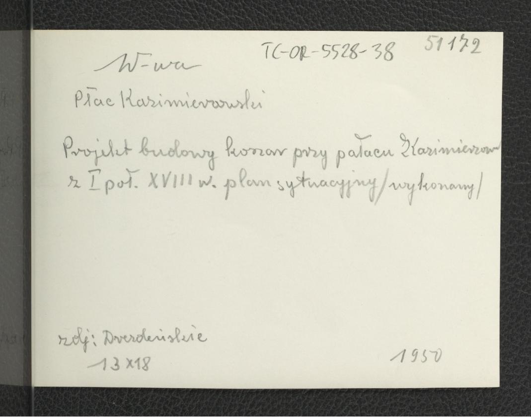 fotografia czarno-biała przedstawiająca projekt budowy koszar przy Pałacu Kazimierzowskim z pierwszej poł. XIII w. plan sytuacyjny/wykonany – ze zbiorów archiwum w Dreźnie; 1950 r., skan 2