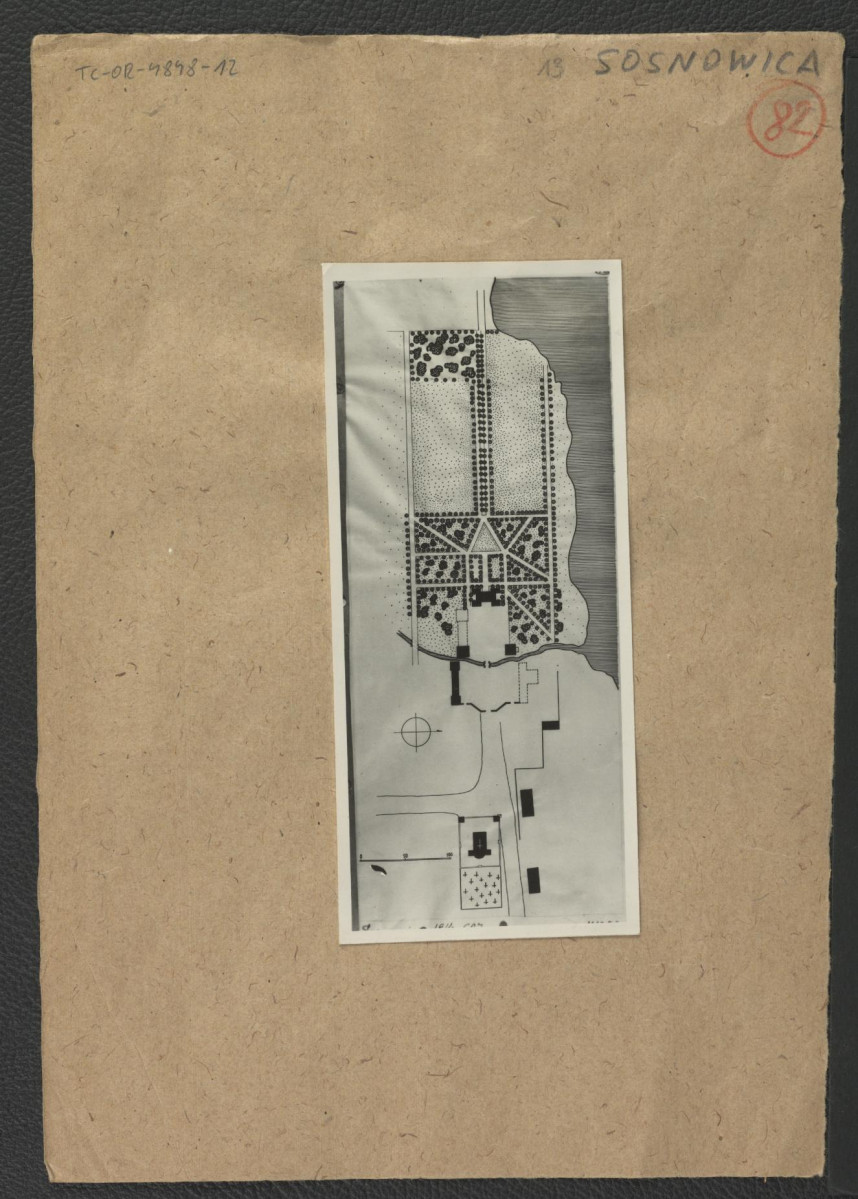 3 fotografie czarno-białe przedstawiające plan miejscowego ogrodu w tej miejscowości w 1914 r. - Ciołek G., Ogrody polskie, Warszawa 1954, s. 89 , skan 2