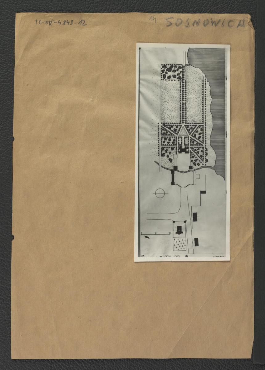 3 fotografie czarno-białe przedstawiające plan miejscowego ogrodu w tej miejscowości w 1914 r. - Ciołek G., Ogrody polskie, Warszawa 1954, s. 89 , skan 3