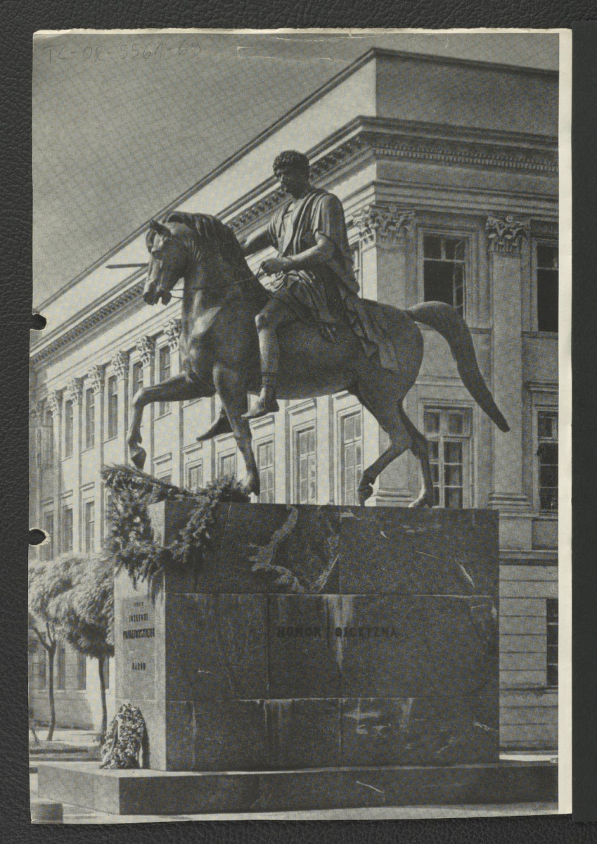 reprodukcja fotografii czarno-białej ukazującej pomnik konny księcia Józefa Poniatowskiego autorstwa Bertela Thorwaldsena na tle Pałacu Saskiego, skan 1