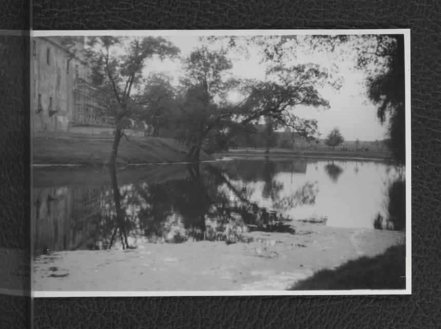 fotografia czarno-biała przedstawiająca fragment elewacji zewnętrznej miejscowego zamku od północnego wschodu, skan 1