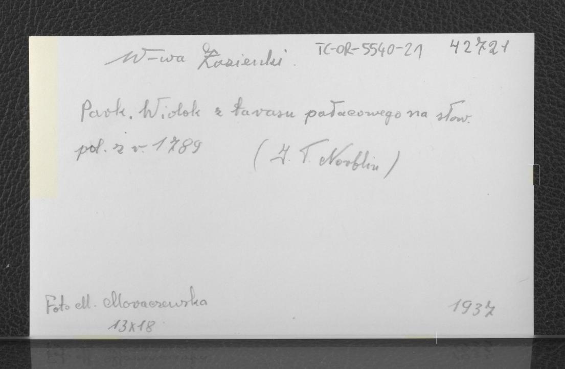 fotografia czarno-biała reprodukcji akwarelii autorstwa J. T. Norblina z 1789 r. ukazaującej widok z tarasu pałacowego na staw  , skan 2