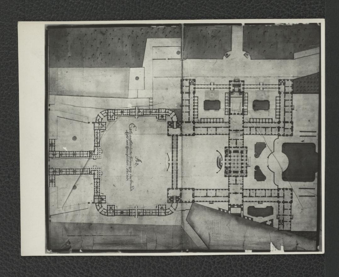 fotografia czarno-biała przedstawiająca plan sytuacyjny ogólnej przebudowy i rozbudowy dawnego pałacu Morsztynów na Pałac Królewski, z pierwszej połowy XVIII w.; ze zbiorów drezdeńskich, skan 3