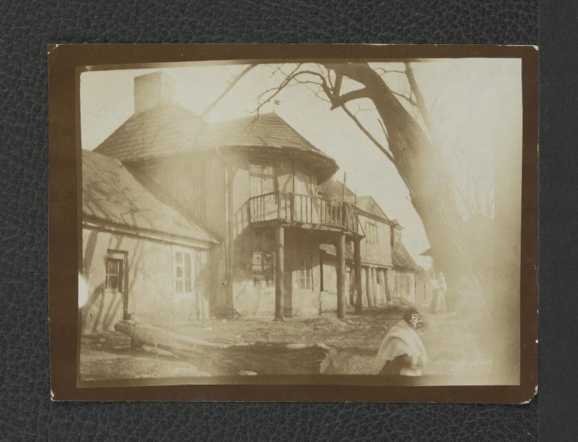 3 fotografie czarno-białe przedstawiające  dworek Brühla na Pradze, skan 1