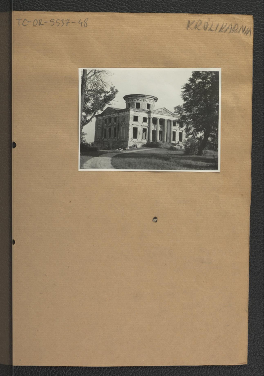 fotografia czarno-biała przedstawiająca elewację frontową miejscowego, zrujnowanego pałacu widocznego od północnego zachodu, skan 1