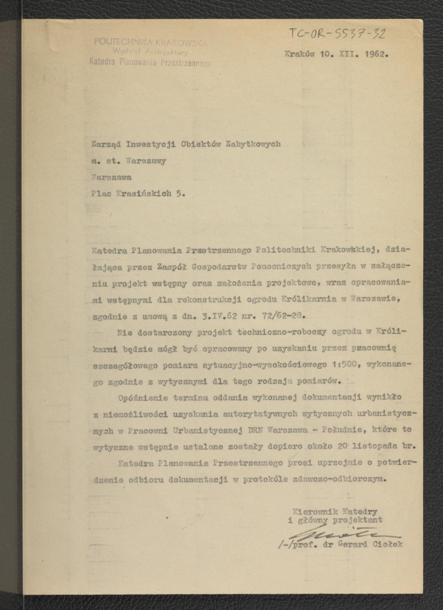 zawiadomienie z 10 grudnia 1962 r. ze strony Katedry Planowania Przestrzennego Wydziału Architektury Politechniki Krakowskiej o przesłaniu w załączniku wstępnego projektu oraz założenia projektowego wraz z opracowaniami wstępnymi dla rekonstrukcji ogrodu Królikarnia w Warszawie zgodnie z umową z 3 kwietnia 1962 r. nr 72/62-68 wraz z wyjaśnieniami co do opóźnień w realizacji zamówienia, skan 1