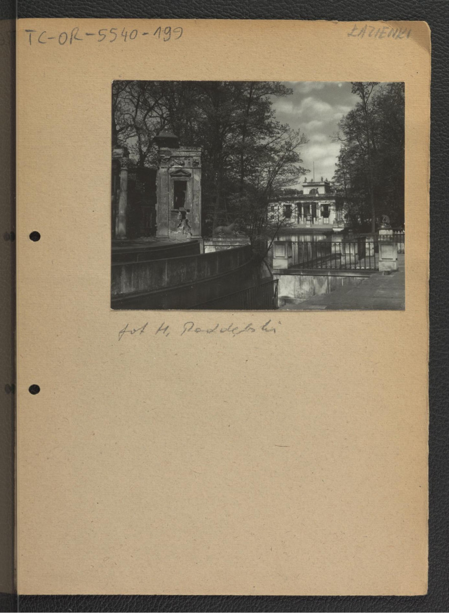 2 fotografie czarno-białe przedstawiające Pałac na Wodzie wraz z elementami sztucznych, stylizowanych na antyczne ruin, skan 1