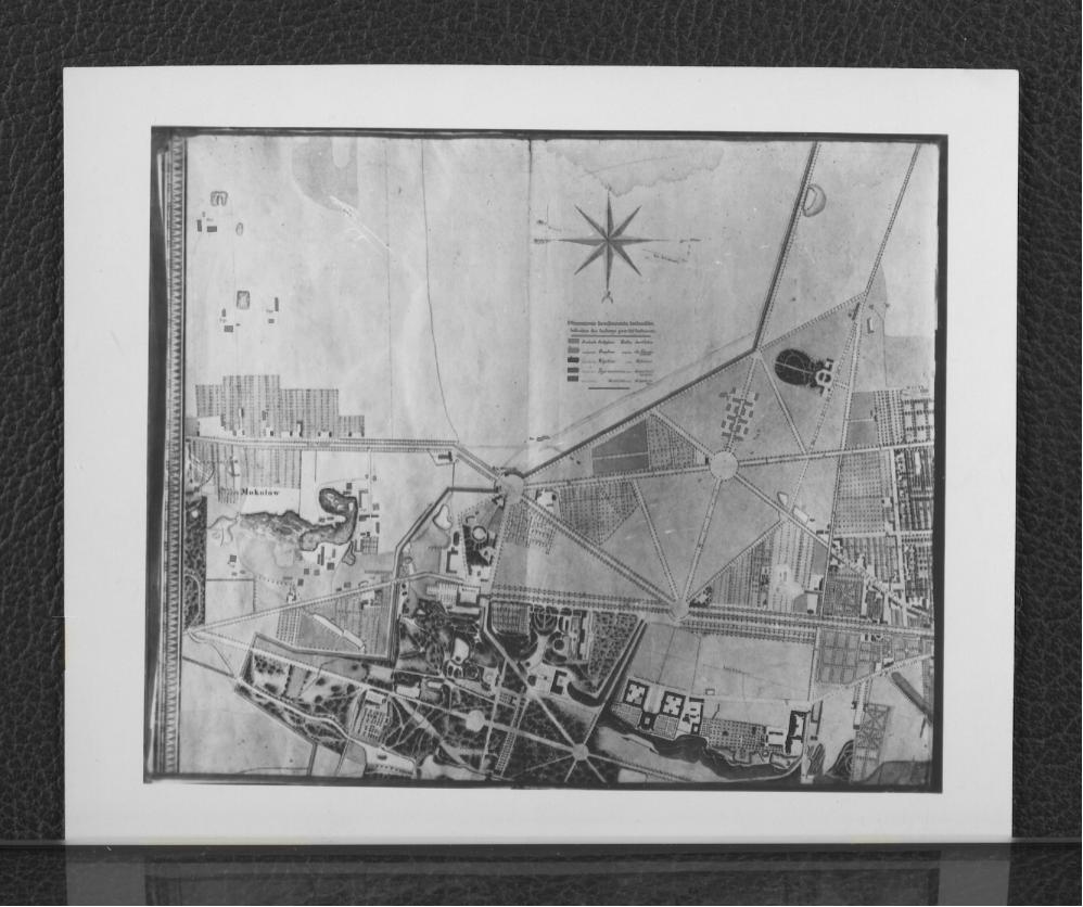 2 fotografie czarno-białe przedstawiające plan Warszawy z 1829 r. wykonany dla wielkiego księcia Konstantego, skan 1