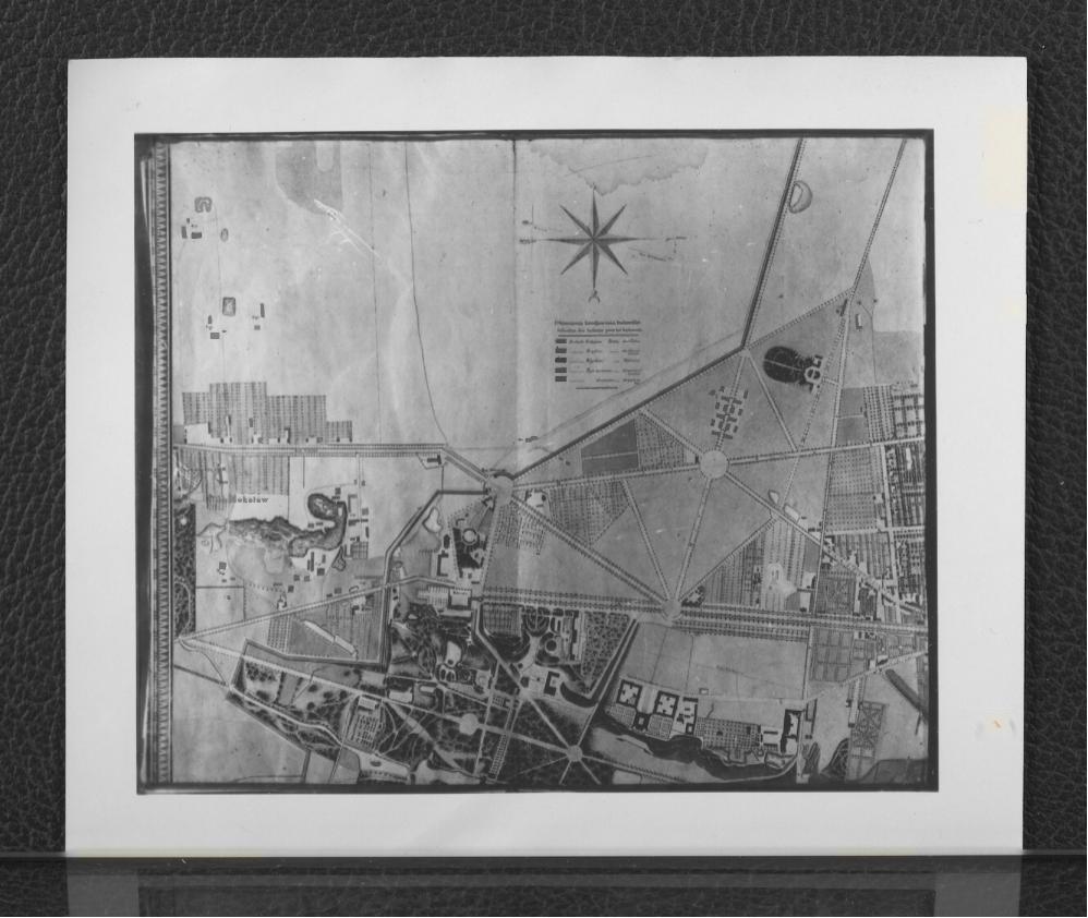 2 fotografie czarno-białe przedstawiające plan Warszawy z 1829 r. wykonany dla wielkiego księcia Konstantego, skan 2