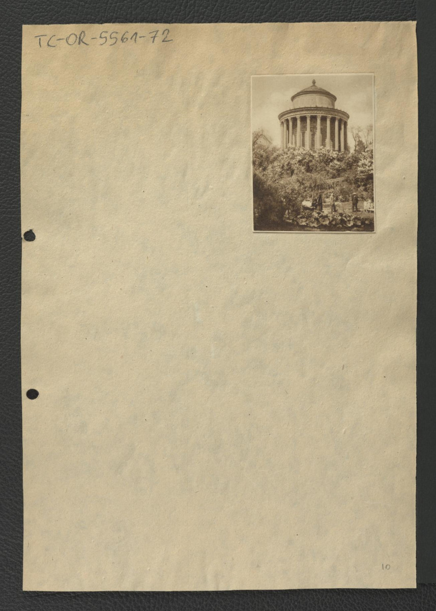 wycinki zawierające reprodukcje dwubarwnych fotografii autorstwa m.in. Falkowskiego i H. Poddębskiego ukazaujących widok na wodozbiór Zakład Architektury Polskiej projektowany przez H. Marconiego w 1854 r. oraz ogród saski; cztery karty , skan 1