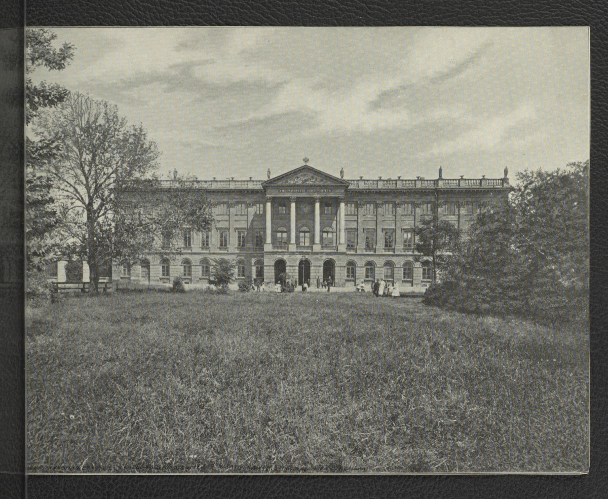 wydruk czarno-białej fotografii przedstawiającej Pałac Kazimierzowski od frontu przed 1891 r. przed wzniesieniem Biblioteki Uniwersyteckiej, skan 1