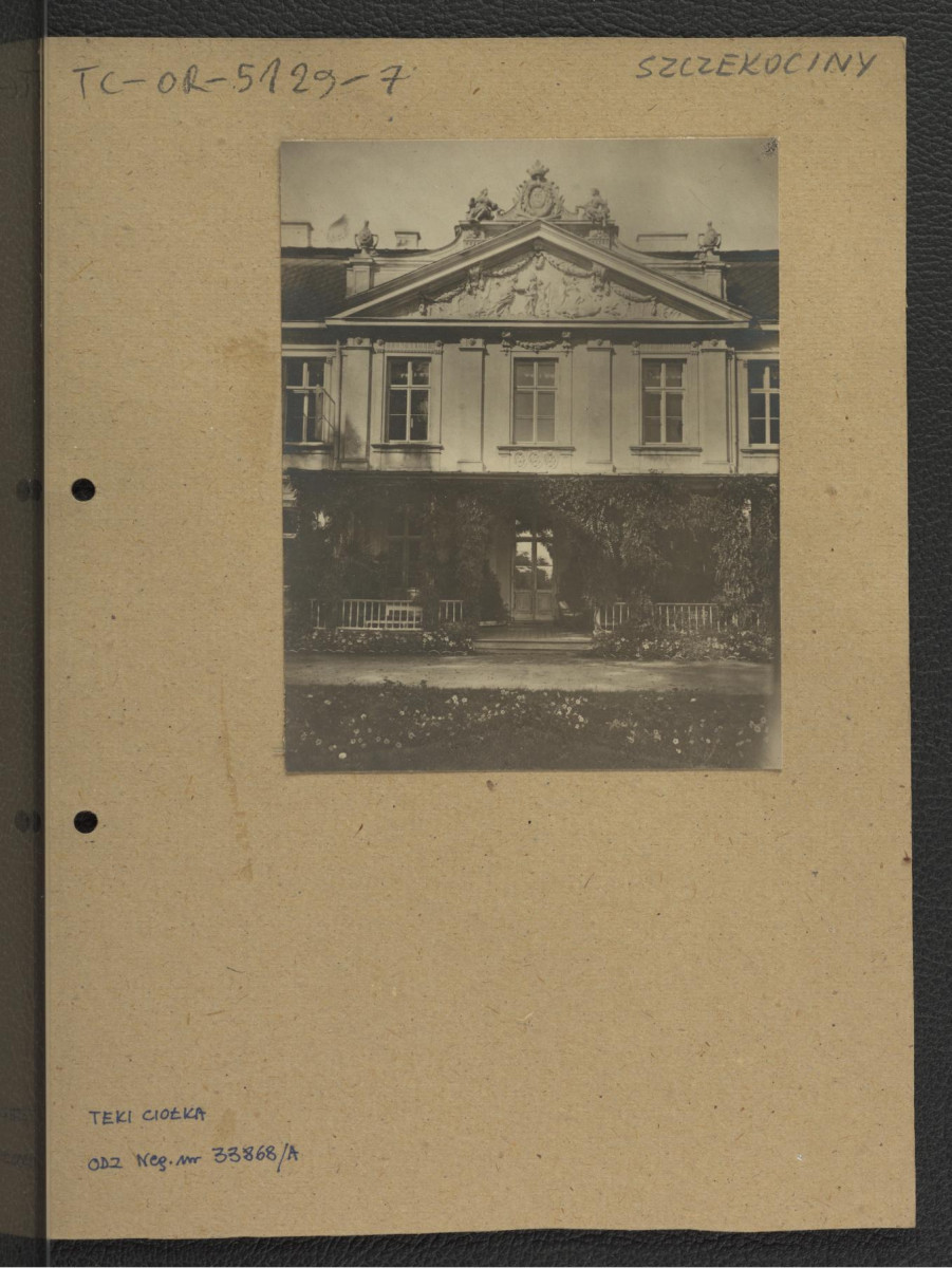 3 fotografie czarno-białe przedstawiające fragmenty elewacji miejscowego pałacu         , skan 3