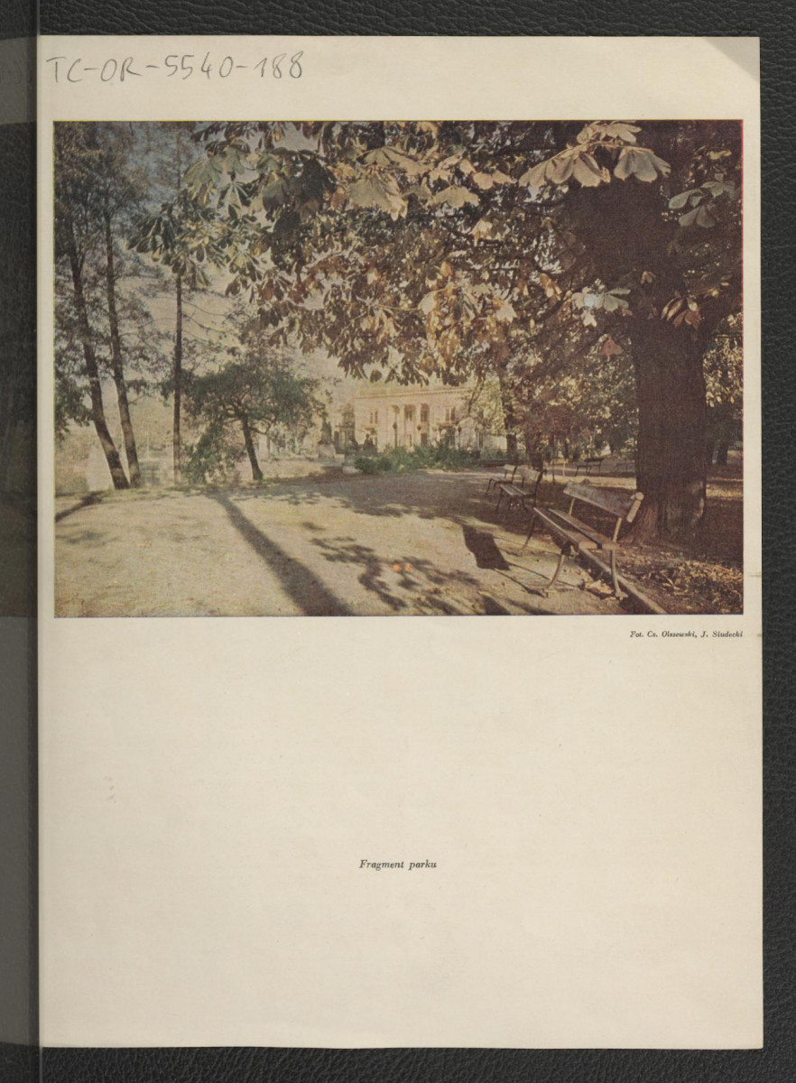 barwna reprodukcja fotografii czarno-białej zamieszczonej w Tatarkiewicz W., Łazienki warszawskie, Warszawa 1957, a ukazującej fragment miejscowego parku , skan 1