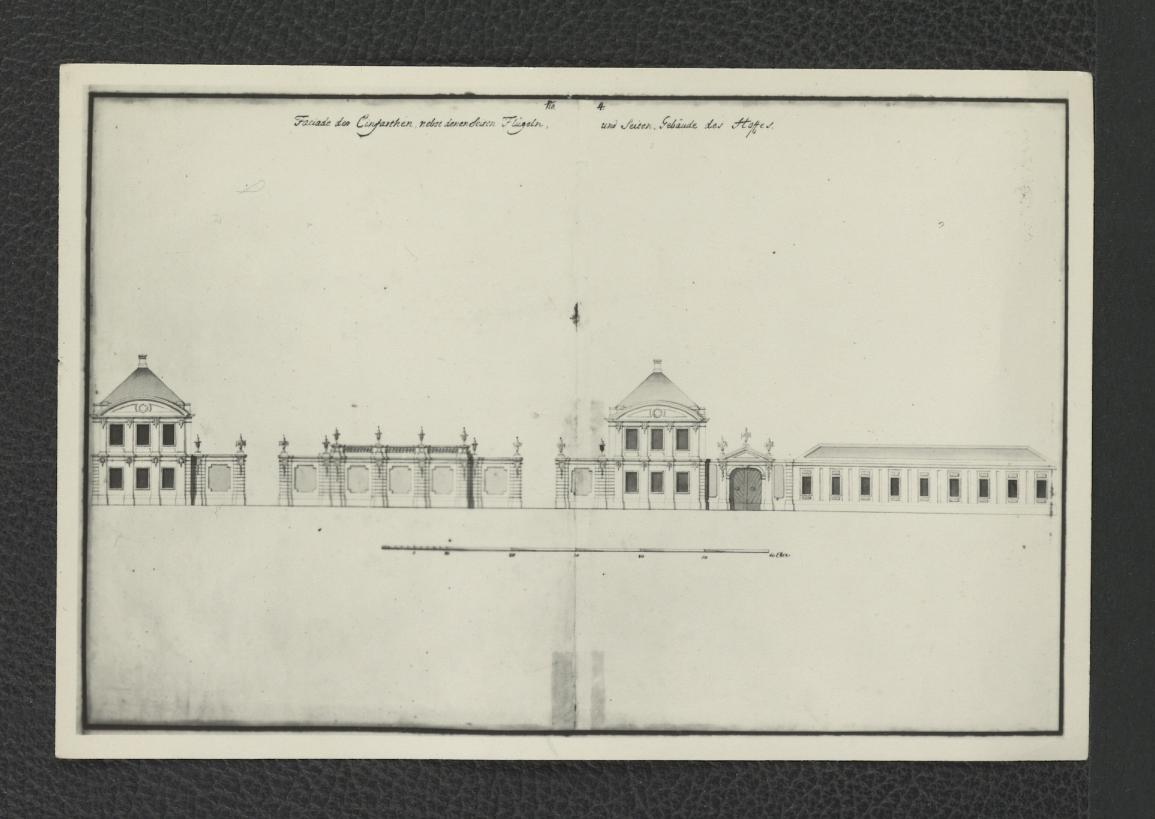 fotografia czarno-biała przedstawiająca przekrój podłużny fragmentu miejscowej posesji, skan 1