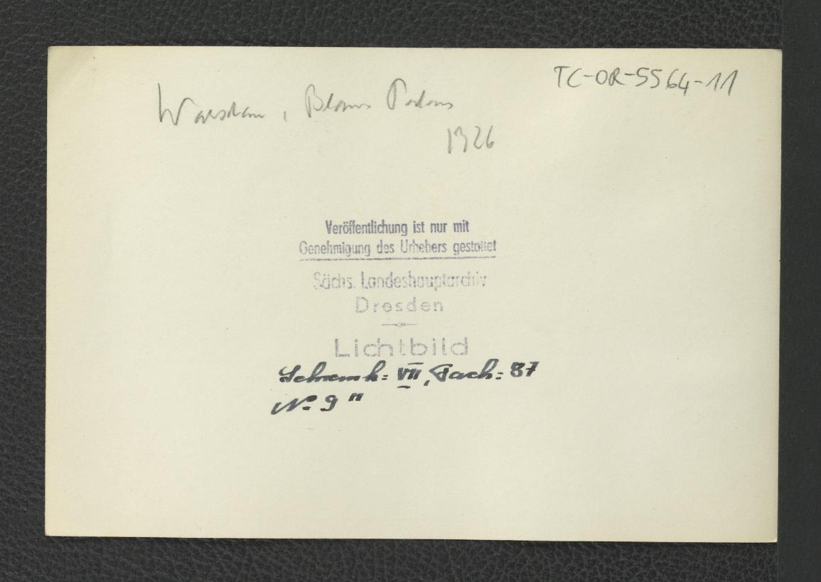 fotografia czarno-biała przedstawiająca przekrój podłużny fragmentu miejscowej posesji, skan 2