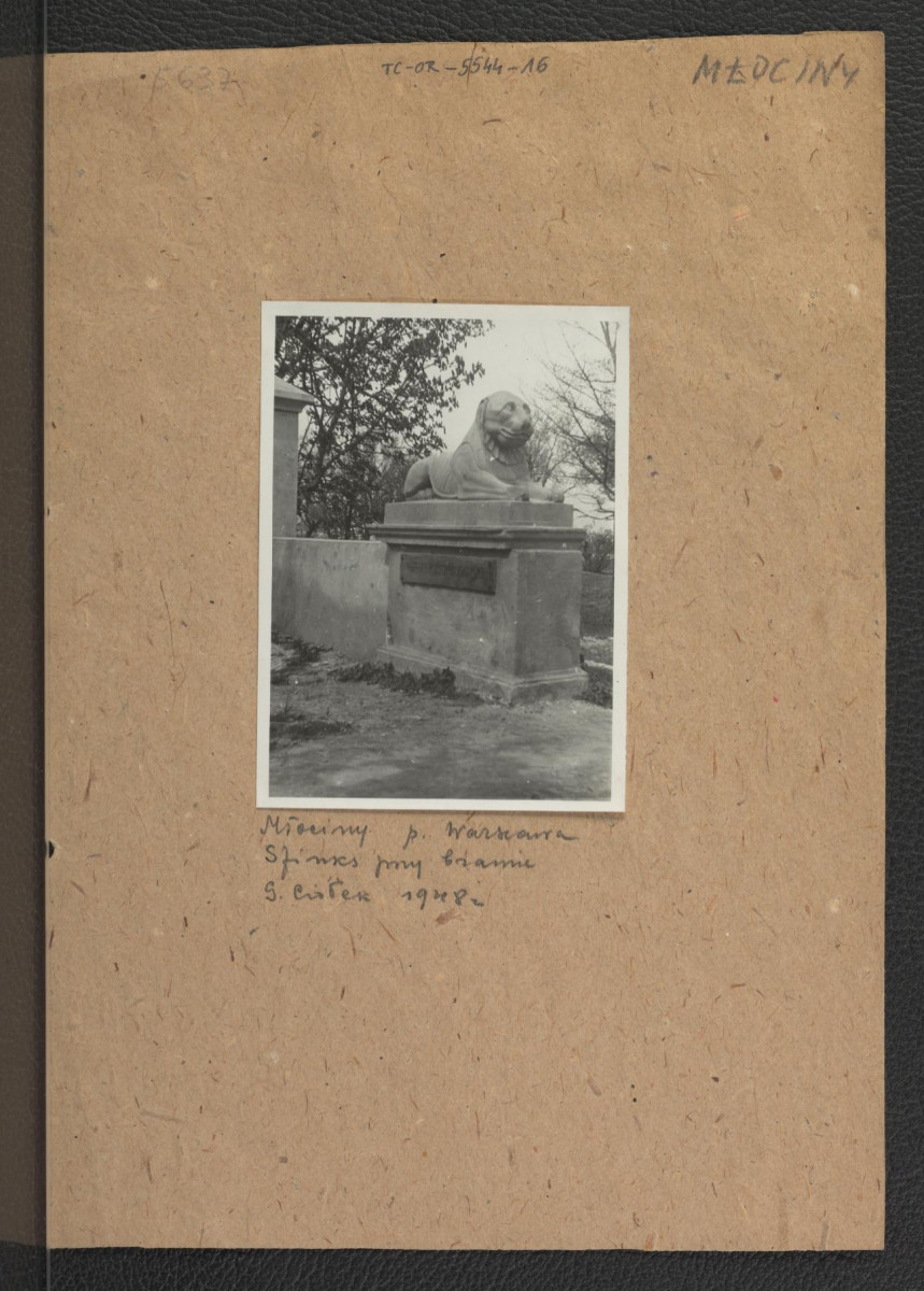 fotografia czarno-biała przedstawiająca rzeźbę sfinksa przy bramie do miejscowego parku, skan 1